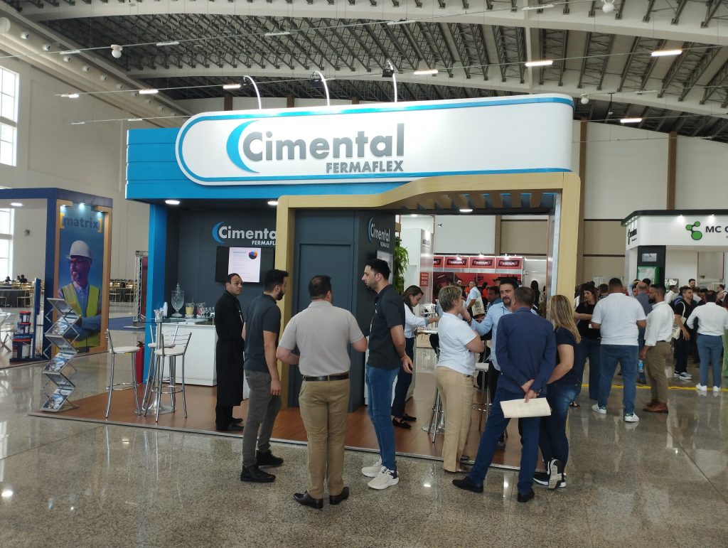 pessoals-no-estande-da-cimental-fermaflex-no-sbta
